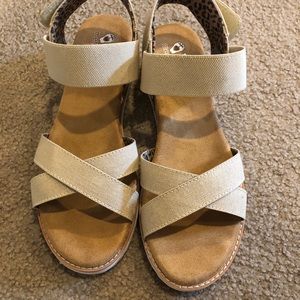 NWOT Bob’s beige sandals